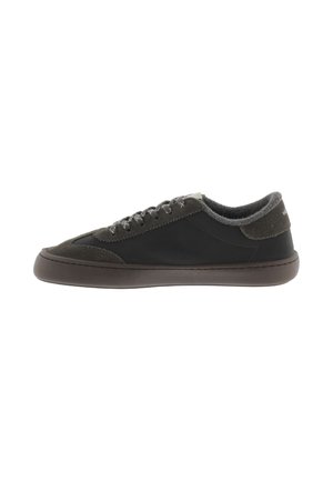 Sneaker nera bassa con suola spessa, chiusura frontale con lacci e colletto imbottito con texture di tessuti misti.