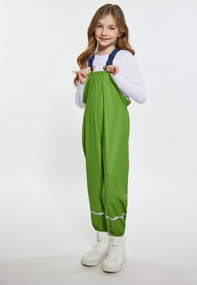 Žalios vandeniui atsparios kombinezonas su tamsiai mėlynomis petnešomis, elastingomis rankovėmis ir atšvaitinėmis detalėmis. Lygus paviršius su sustiprintomis kelių detalėmis.