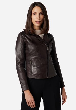 Giacca in pelle marrone con un design aderente, chiusura con zip asimmetrica e due tasche laterali con zip. Presenta una superficie liscia e una forma su misura.