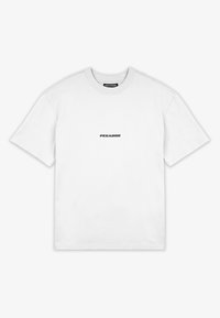Bílý krátký rukáv tričko vyrobené z bavlny, s černým logem "PEGADOR" umístěným na hrudi v tučném písmu. Jednoduchý design.