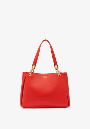 Czerwona skórzana torba na ramię z teksturowaną powierzchnią, złotymi akcentami i podwójnymi uchwytami. Z przodu znajduje się logo.