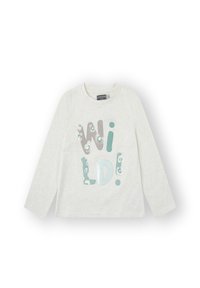Camiseta de manga larga en color crema con letras de texturas mixtas que deletrean "WILD!" en gris y verde azulado, con un sutil diseño de estampado animal en algunas letras.