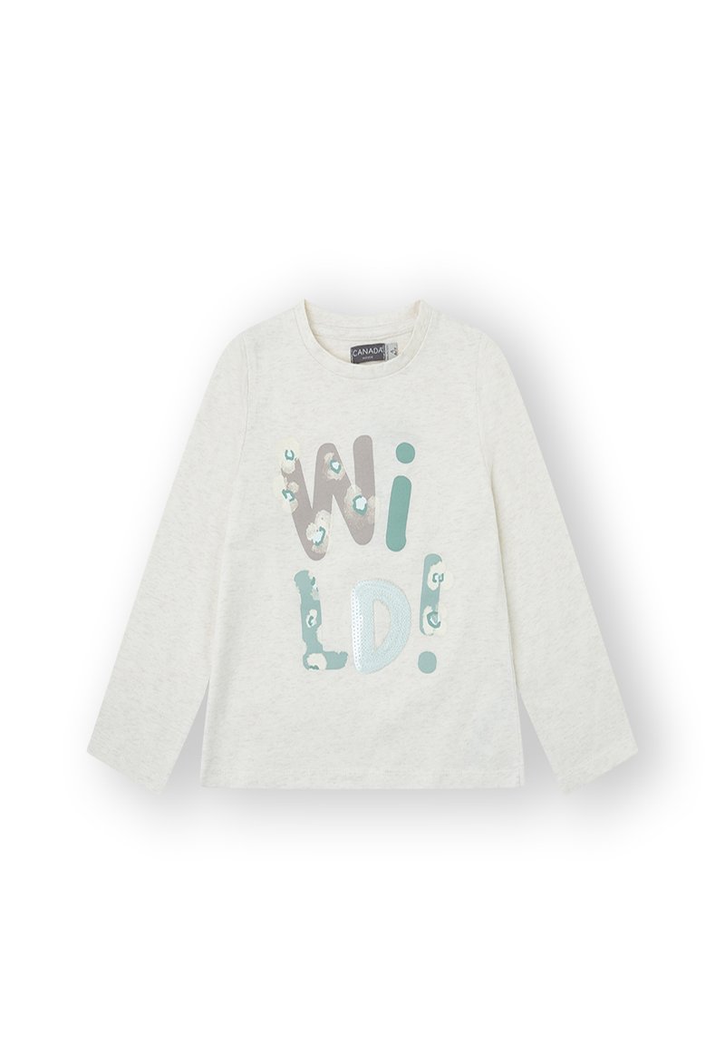 Camiseta de manga larga en color crema con letras de texturas mixtas que deletrean "WILD!" en gris y verde azulado, con un sutil diseño de estampado animal en algunas letras.
