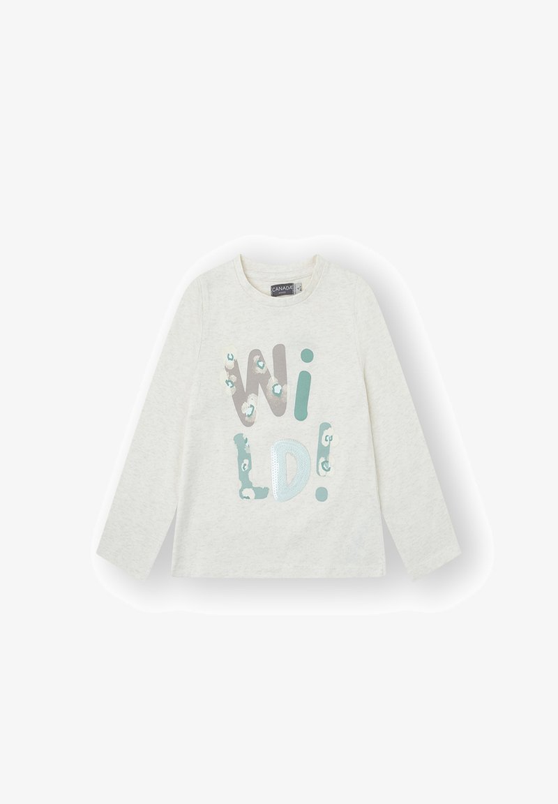 Camiseta de manga larga en color crema con letras de texturas mixtas que deletrean "WILD!" en gris y verde azulado, con un sutil diseño de estampado animal en algunas letras.