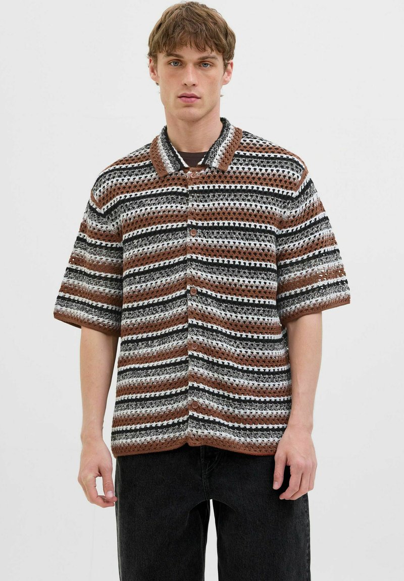 Chemise à manches courtes avec un motif rayé marron, noir et blanc. Fabriquée en tissu texturé avec un col et une coupe décontractée.