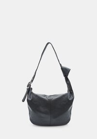 Borsa a spalla in pelle nera con tracolla regolabile e fibbia, caratterizzata da un design morbido e sformato con chiusura a zip sulla parte superiore.
