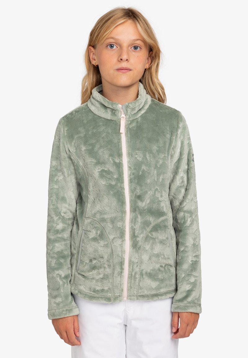 Chaqueta de forro polar verde con cuello alto, cremallera frontal y bolsillos laterales. Presenta una textura suave y patrones de diseño sutiles.