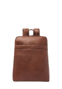Bruine leren rugzak met een gladde textuur, rechthoekige vorm, een handvat bovenaan en twee verstelbare schouderbanden. Voorzien van een voorvak met ritssluiting.