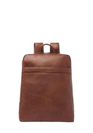 Bruine leren rugzak met een gladde textuur, rechthoekige vorm, een handvat bovenaan en twee verstelbare schouderbanden. Voorzien van een voorvak met ritssluiting.
