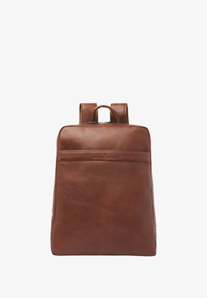 Bruine leren rugzak met een gladde textuur, rechthoekige vorm, een handvat bovenaan en twee verstelbare schouderbanden. Voorzien van een voorvak met ritssluiting.