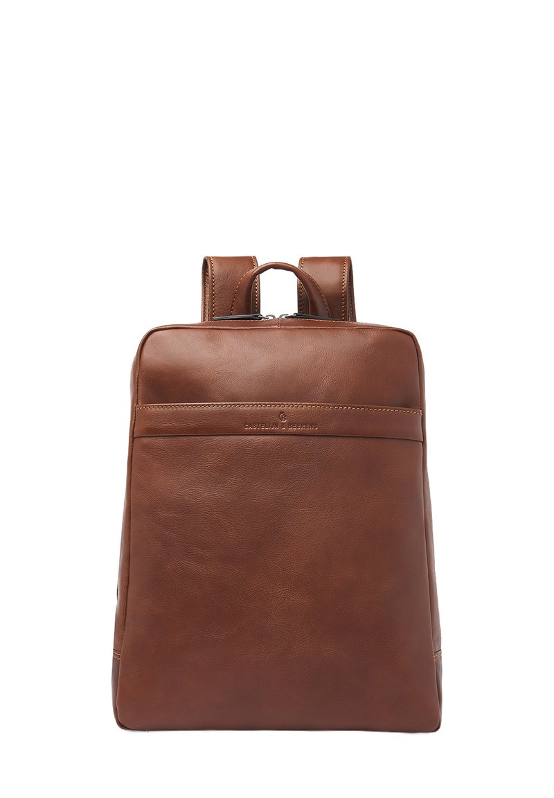 Bruine leren rugzak met een gladde textuur, rechthoekige vorm, een handvat bovenaan en twee verstelbare schouderbanden. Voorzien van een voorvak met ritssluiting.