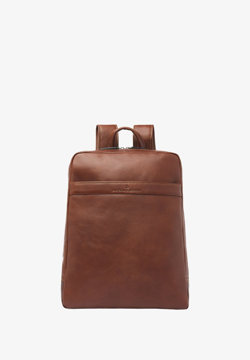 Bruine leren rugzak met een gladde textuur, rechthoekige vorm, een handvat bovenaan en twee verstelbare schouderbanden. Voorzien van een voorvak met ritssluiting.