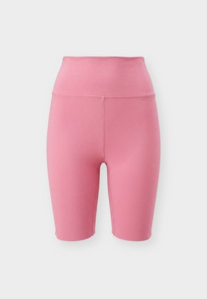 Ροζ κοντό ποδηλατικό παντελόνι με ψηλή μέση, απαλό, ραφών χωρίς σχέδιο και μήκος έως το μέσο μηρού σε λευκό φόντο.