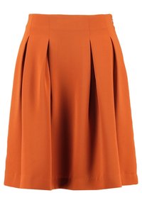 Jupe plissée orange avec une texture lisse et une taille ajustée, présentant des plis verticaux qui ajoutent du volume et du mouvement.