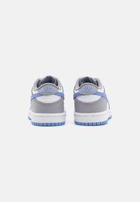 Nike Sportswear DUNK LOW - Matalavartiset tennarit - white/royal pulse/cement grey