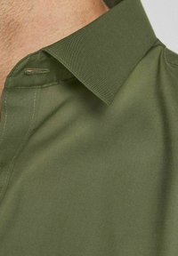 Jack & Jones PREMIUM JJPRPARMA NOOS - Kauluspaita - olive night
