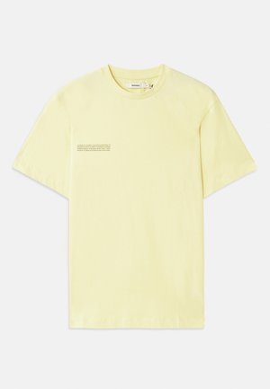 T-shirt en coton jaune avec un col rond et des manches courtes. Présente un texte imprimé sur le côté gauche. Texture lisse et design décontracté.
