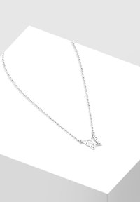 Sølv sommerfuglehalskæde med en delikat kæde. Sommerfuglen har udskårne detaljer og en glat, poleret overflade.