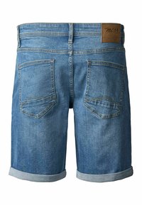 Blaue Jeansshorts mit aufgerollten Säumen, zwei Gesäßtaschen mit Nahtdetails und einem braunen Lederetikett mit Markenlogo am Bund.