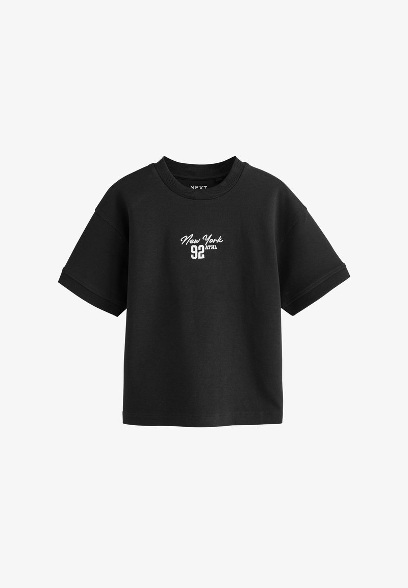 T-shirt in cotone nero con maniche corte, scollatura rotonda e testo ricamato bianco che legge "New York 92 ATHL" sul davanti.