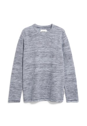 Lichtblauwe trui van textuurgebreide stof. Heeft een ronde hals en lange mouwen met een casual pasvorm. Etiket zichtbaar aan de onderkant.