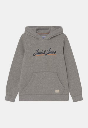 Šedá mikina s kapucí na šňůrku, přední klokankovou kapsou a logem "Jack & Jones" vyšitým na přední straně v tmavě modré a oranžové barvě.