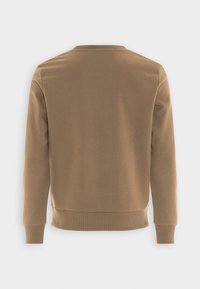 Sudadera marrón con cuello redondo, mangas largas y puños acanalados. Textura lisa, sin patrones ni adornos visibles. Dobladillo recto en la parte trasera.