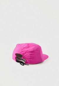 Ροζ καπέλο με καμπύλη γείσο, κατασκευασμένο από ελαφρύ ύφασμα. Διαθέτει ρυθμιζόμενο πίσω λουράκι και ανοίγματα αερισμού.