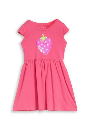 Różowa sukienka dziewczęca z krótkim rękawem, z marszczoną spódnicą i dużym wzorem truskawki z cekinów na piersi.