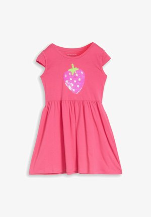 Robe rose à manches courtes pour filles avec jupe froncée et grand motif fraise en sequins sur la poitrine.