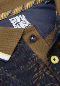 Korte mouwen polo shirt met een donkerblauwe stof met een gestructureerd patroon, een bruine kraag en contrasterende knopen in geel en donkerpaars.