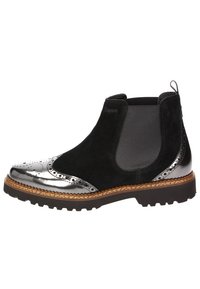 Stivale Chelsea in suede nero con punta a cappuccio metallico argento, dettagli perforati, pannelli laterali elastici e suola in gomma testurizzata.