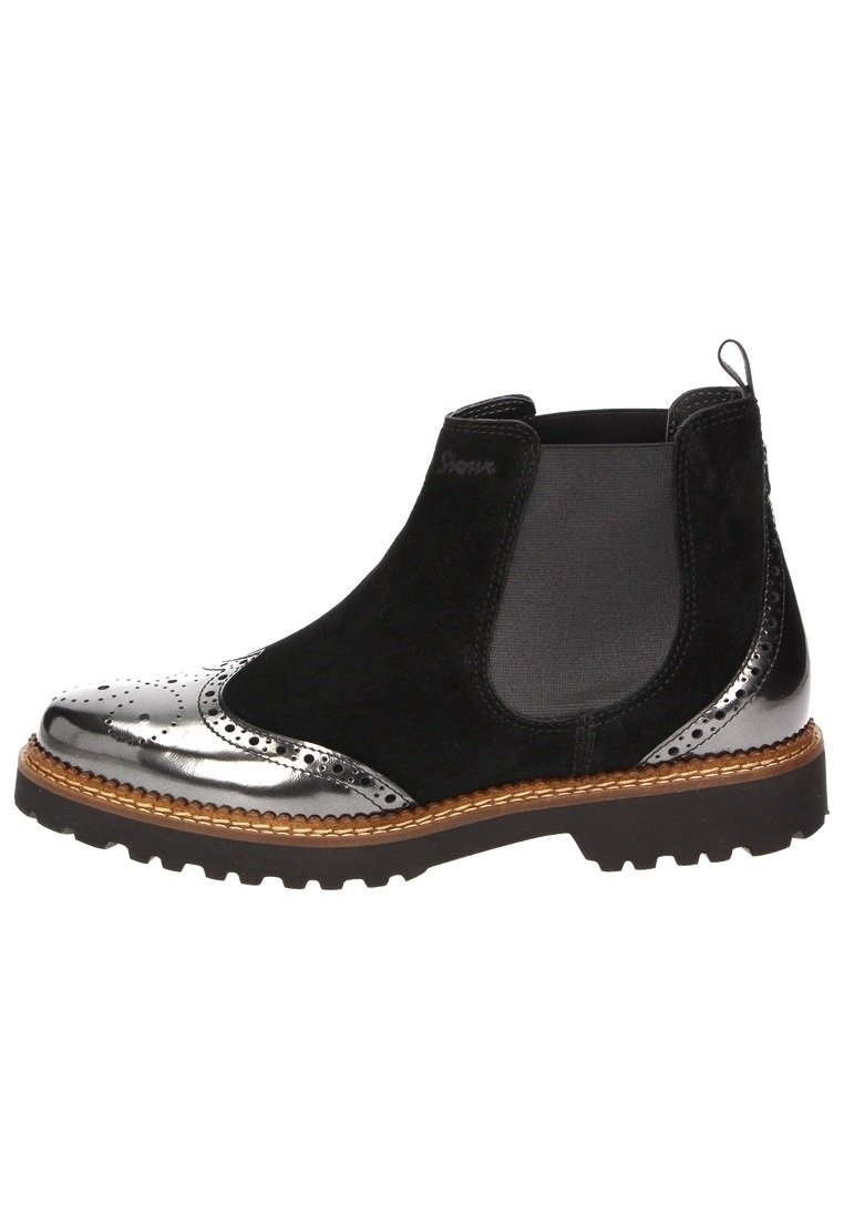Stivale Chelsea in suede nero con punta a cappuccio metallico argento, dettagli perforati, pannelli laterali elastici e suola in gomma testurizzata.
