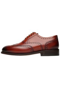 Braune Leder-Brogueschuhe mit intricaten Perforierungen, runder Spitze und Absatz. Verfügt über ein Schnürdesign und eine glatte Oberfläche.