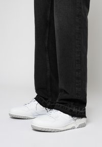 EIGHTYFIVE OPEN HEM - Jean large - black washed