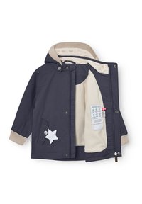 Otroški mornarsko-modri dežni plašč z bež flis podlogo, kapuco, rebrastimi zapestniki, sponkami na pritisk in zvezdasto odsevno značko na žepu.