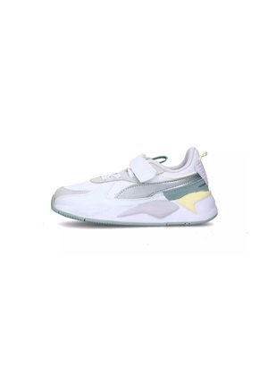 Scarpa da attivit3 con tomaia testurizzata, caratterizzata da accenti grigi, un dettaglio giallo sul tallone e un cinturino in velcro per la chiusura.