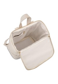 Beige ryggsäck i syntetläder med dragkedja, handtag ovanpå och ett innerfack. Mjuk textur, minimalistisk design.