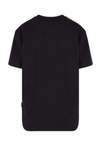 Camiseta negra de manga corta hecha de algodón. Presenta un cuello redondo y un dobladillo recto con una etiqueta en el lateral. Vista trasera mostrada.