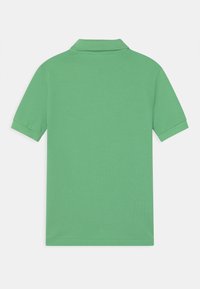 Polo shirt verde, maniche corte, tessuto testurizzato, colletto classico, orlo dritto, senza motivi o loghi visibili, vista posteriore mostrata.