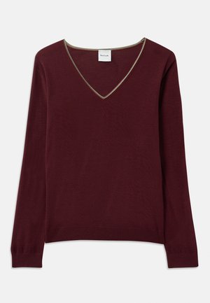 Pull en maille bordeaux avec manches longues, col en V et bordures contrastées le long de l'encolure. Texture douce, poignets et ourlet côtelés.