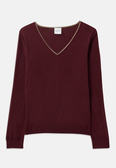Burgunderfarbener Strickpullover mit langen Ärmeln, V-Ausschnitt und kontrastierendem Besatz entlang des Ausschnitts. Weiche Textur, gerippte Bündchen und Saum.