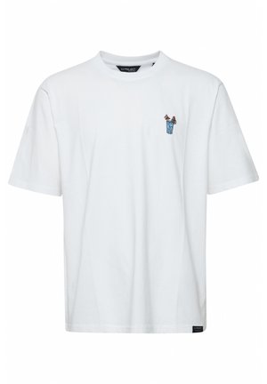 Valge puuvillane T-särk, millel on mugav lõige, ja rinnal väike, detailne tikand sinisest jäätisekoonusest inimesega.