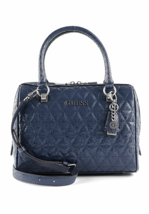 Sac à main matelassé Guess bleu marine avec double poignées, bandoulière amovible, fermeture éclair argentée et pendentif logo en métal sur le devant.