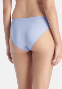 Panty bikini di cotone viola chiaro con cintura senza cuciture e superficie liscia. Presenta un taglio modesto e nessun hardware visibile.