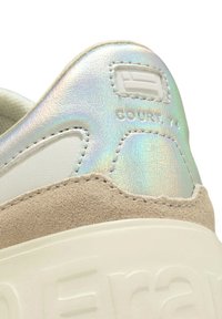 Sneaker con tomaia in pelle bianca, accenti in suede beige e dettaglio del tallone iridescente. Presenta un marchio in rilievo e una suola in gomma testurizzata.