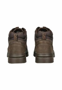 Scarpe da trekking marroni con tomaia in materiale sintetico, colli imbottiti, dettagli testurizzati sul tallone e suole in gomma con un battistrada a motivo.