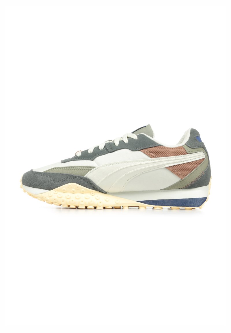 Sneakers con un mix di materiali grigi e avorio, caratterizzati da dettagli in suede, una suola in gomma testurizzata e un design a strati unico.