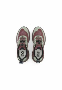 Rode en groene sportschoenen met ademend mesh, gestructureerde accenten, elastische veters en een trekbandje op de hiel. Geruit binnenzooldetail.