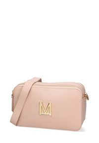 Borsa a tracolla in morbida pelle rosa con hardware dorato. Dotata di chiusura con zip e logo prominente sulla parte anteriore. Forma rettangolare compatta.